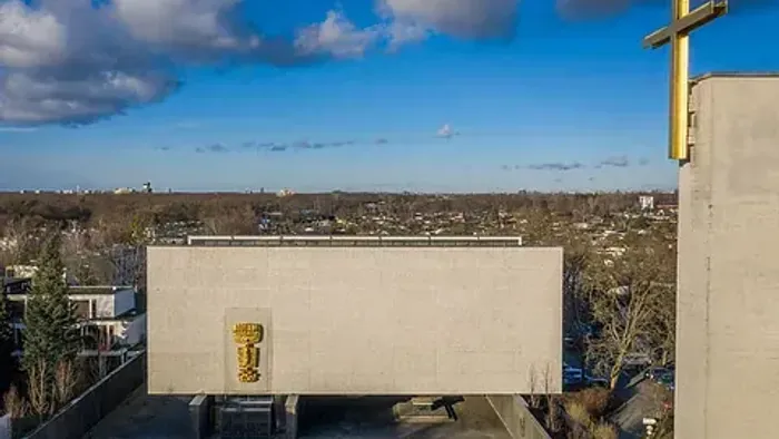 Kirchliche Anlage mit Kreuz und Blick auf Stadtlandschaft