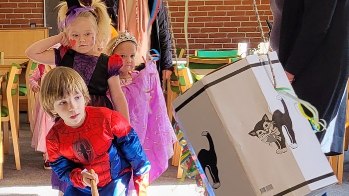 Børn spiller med trommer i legeværelset