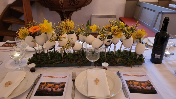 Indretning med blomster og mad på bord