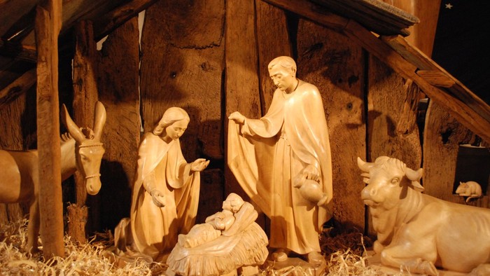 Eine Krippe mit Figuren von Maria, Josef, Baby Jesus, Esel und Ochse