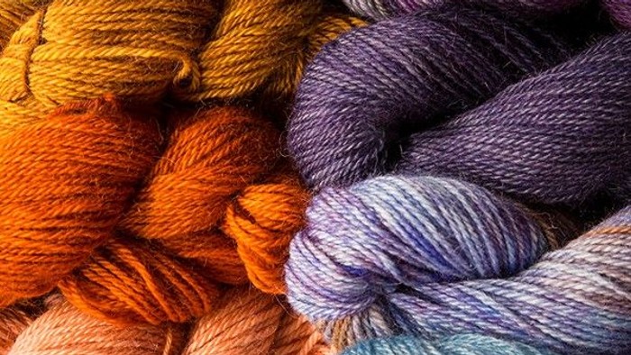 Farverige garnboller i en stabel