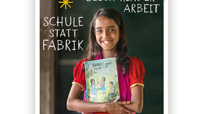Schülerin hält Buch in der Schule, Plakat für Sternsingen