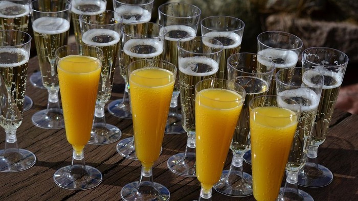 Foto von Sektgläsern und Gläsern mit Orangensaft