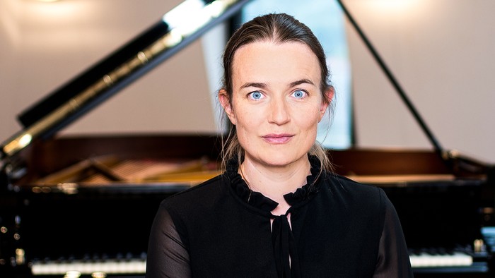 Kyra Steckeweh vor einem Flügel sitzend