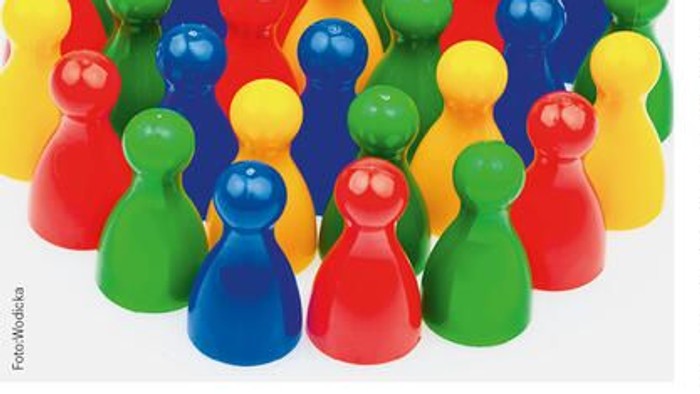 Bunte Spielsteine mit Bibelvers auf Deutsch