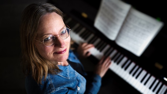 Ulrike Schön begleitet am Klavier und nimmt das Publikum mit auf eine musikalische Reise durch viele Jahrzehnte