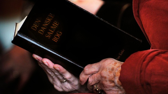 Person med håndskrevne bog