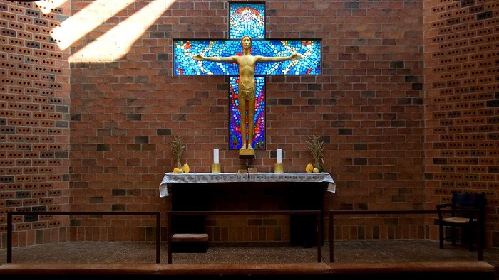 Alter i kirke med lysende glassvindue