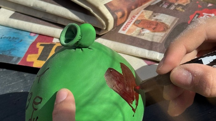 minikonfirmand laver ballonhoved