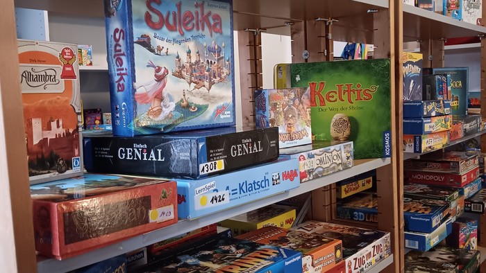 Viele Gesellschaftsspiele auf Regalen in einem Laden