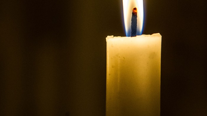 En lysende lyse ståler i mørke.