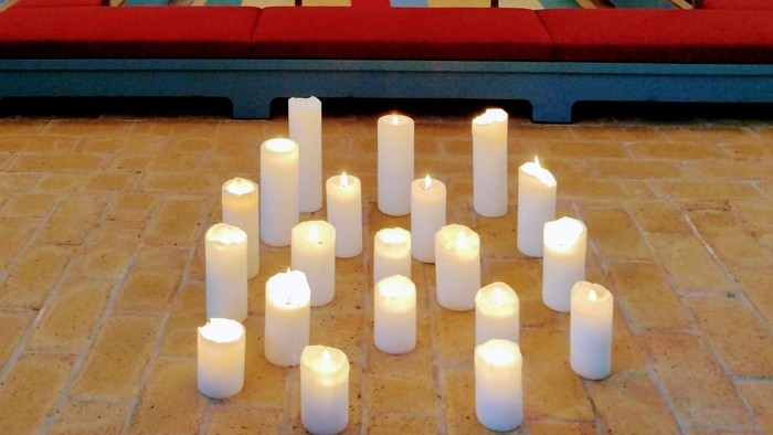 Alter i kirke med lysede lysstaker foran