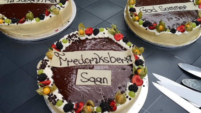 Tre kager med skrift og bær dekorationer på en bord.