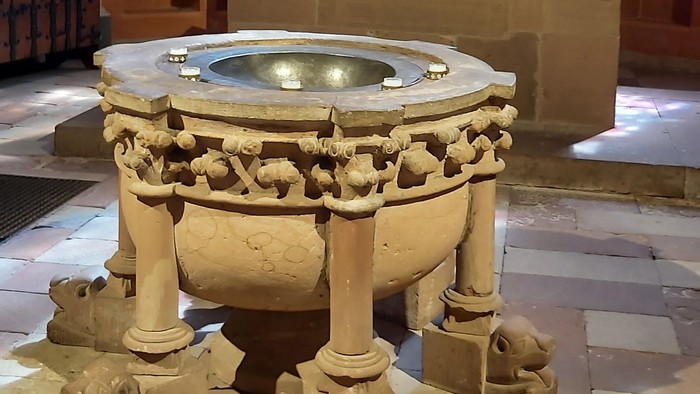 Kirchenaltar mit aufwendigen Schnitzereien und bunten Glasfenstern.