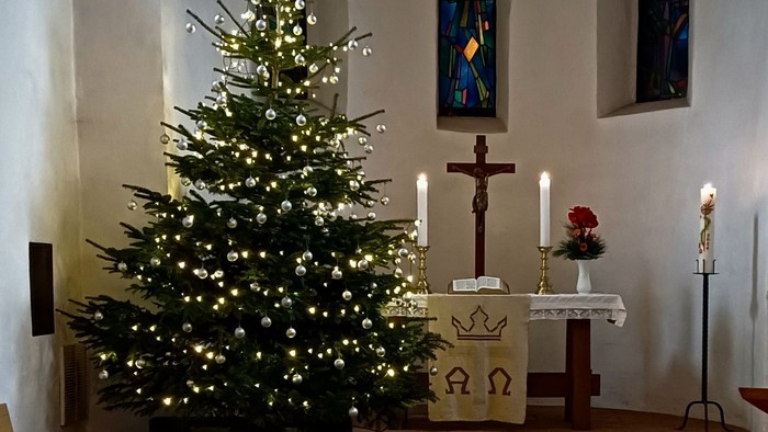 Altar in der Dorfkirche Marienfelde mit Christbaum