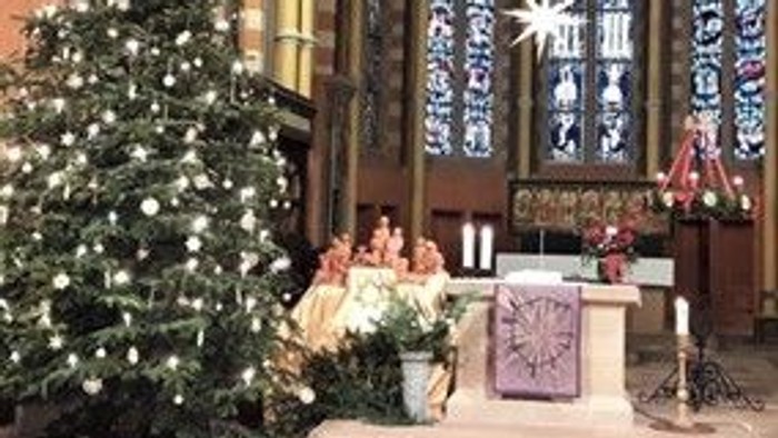 Kircheninneres mit Weihnachtsbaum und Altar
