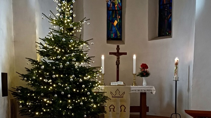 Altar in der Dorfkirche Marienfelde mit Christbaum