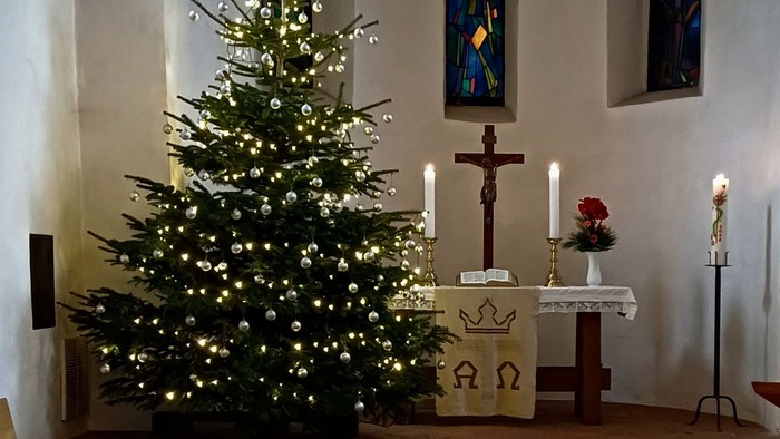 Altar in der Dorfkirche Marienfelde mit Christbaum