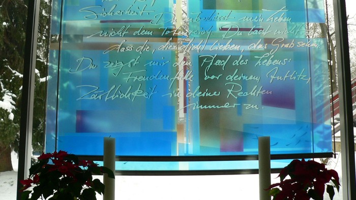 Glasfenster im Dorothee-Sölle-Haus mit Bibelspruch