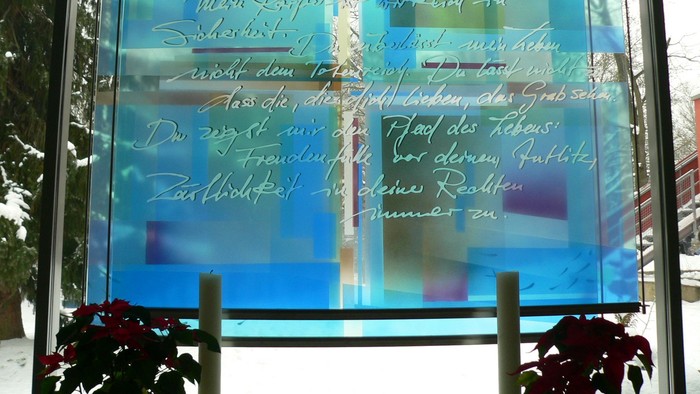 Glasfenster im Dorothee-Sölle-Haus mit Bibelspruch