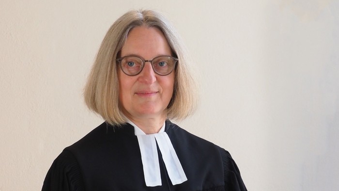 En kvinde i dommerdrægt.