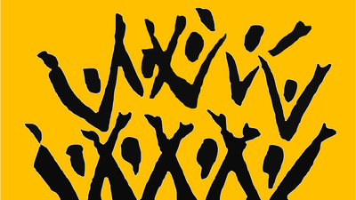 Eine Gruppe von Menschen feiert ausgelassen mit erhobenen Armen