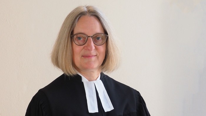 En kvinde i dommerdrægt.