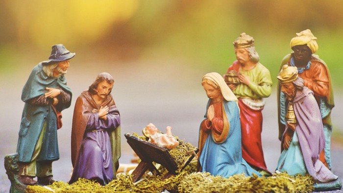 Figurinen der Weihnachtsgeschichte mit Maria, Josef und dem Neugeborenen Jesus.