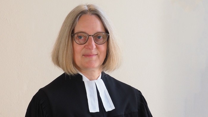 En kvinde i dommerdrægt.