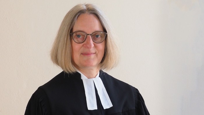 En kvinde i dommerdrægt.