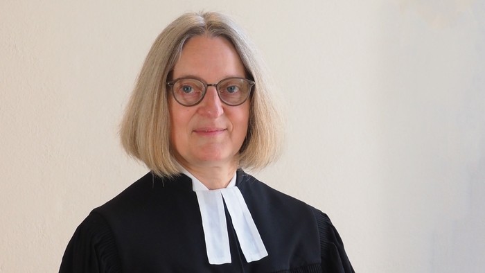 En kvinde i dommerdrægt.