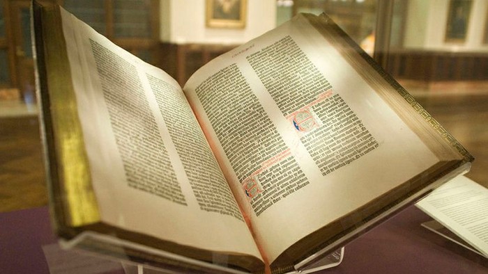 En åben bog på en stativ, muligvis en religiøs tekst