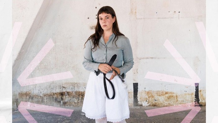 SARA PARKMAN stående på ægtetæppe i industribygning med ALICE logo, Vinterjazz logo, Swamp logo samt dato: 30.01.26 i Brorsons Kirke