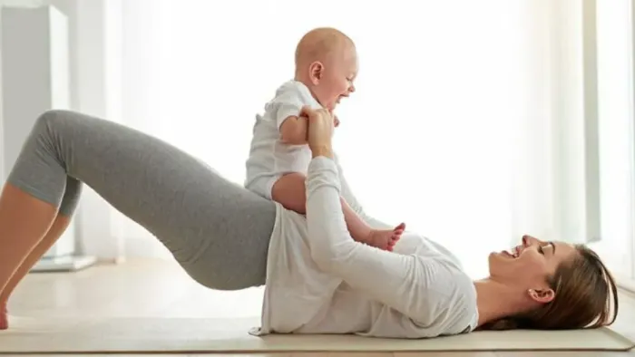 Mutter und Baby machen gemeinsam Sport.