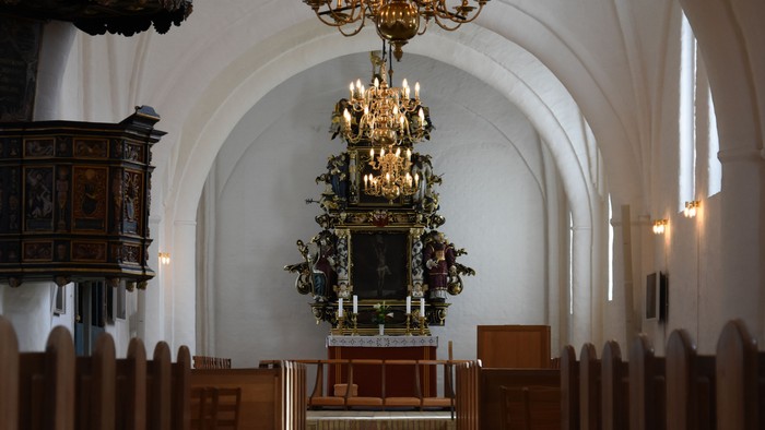 Indre del af kirke med alter og kandleholder