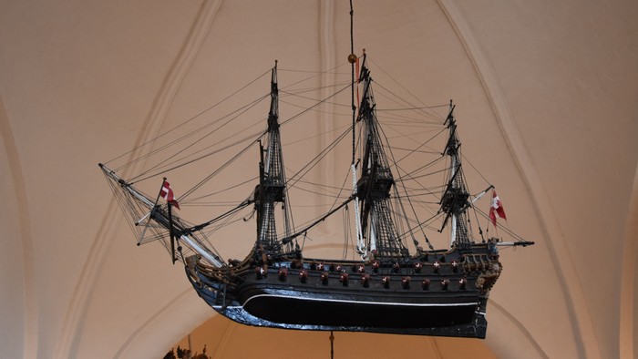 Et model af et skib hænger fra loftet.