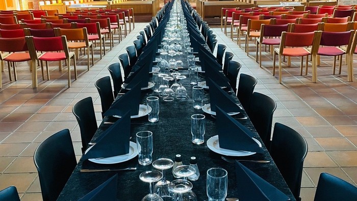 Lange bord med stilleben og glas i restaurant