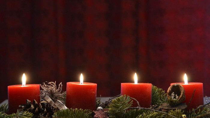 Fire røde lys på skovfrø og pynt