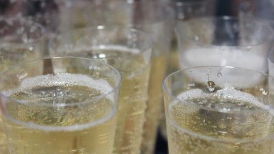 En rekke glas med skummel vin.