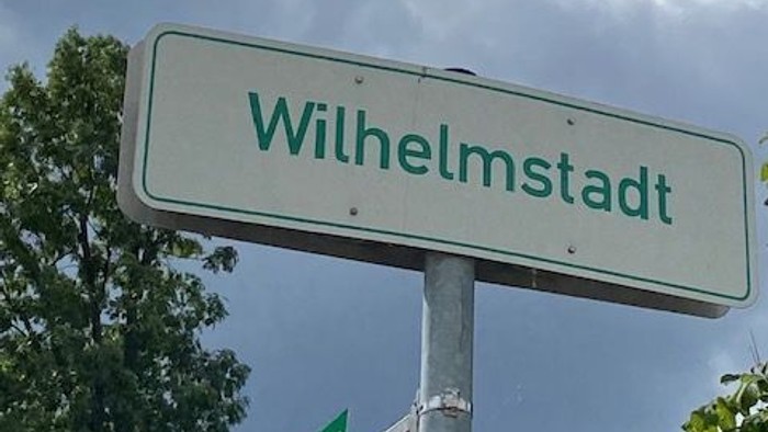 Straßenschild Wilhelmstadt mit Richtungshinweis