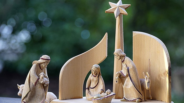 En træskåring af en julekreds med Jesusbarn, Maria, Josef og en stjerne.