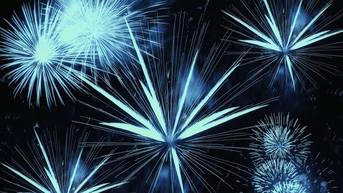 Blå fyrværkeri i natten
