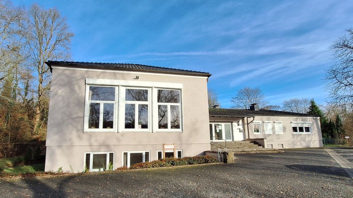 Das Bild zeigt das Gemeindehaus in Wengern vor einem blauen Himmel.