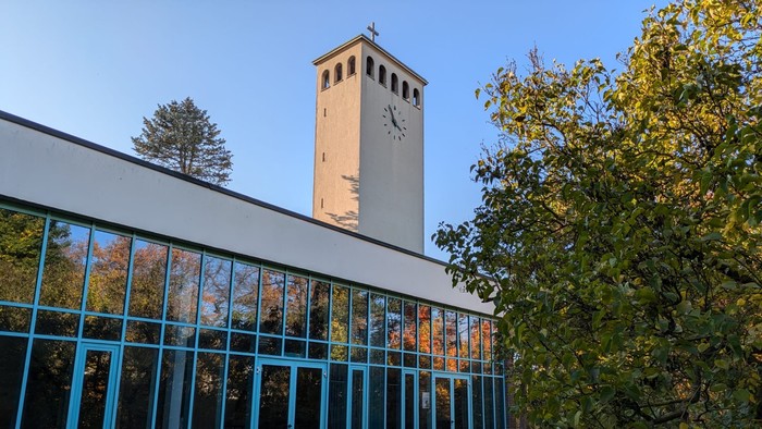 Foto von der Rückseite der Weihnachtskirche in Haselhorst