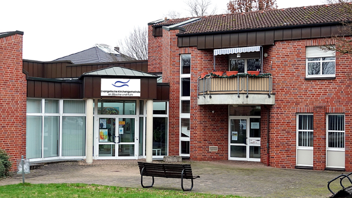 Das Bild zeigt das Gemeindehaus in Bommern von außen