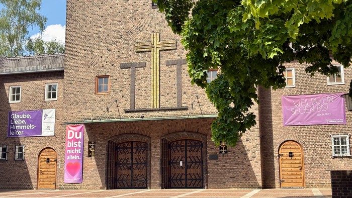 Foto des Eingangbereichs der Christophoruskirche in Siemensstadt