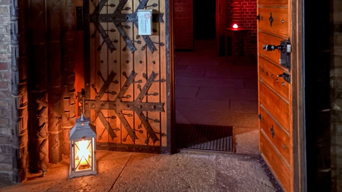 Eingang zur Chrsistophoruskirche mit Laterne im Dunkeln