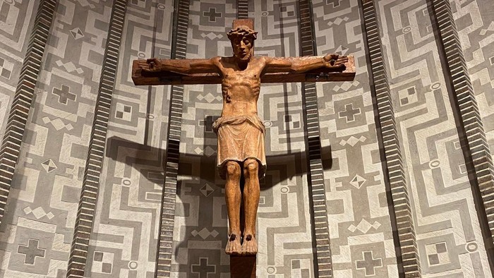 Kreuz über dem Altar in der Christophoruskirche
