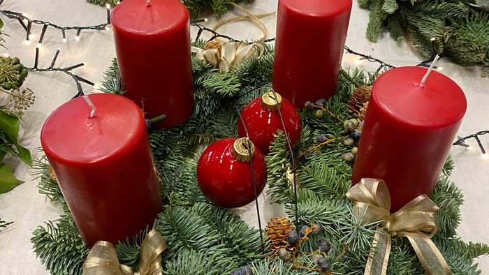 Julepynt med stearinlys og grankviste