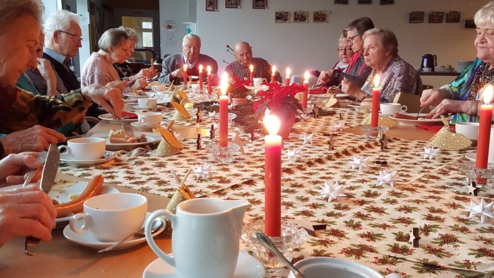 Senioren beim gemeinsamen Essen an Weihnachten